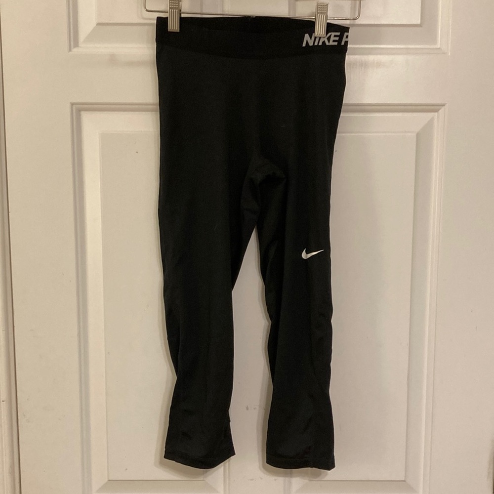 NWOT Nike Pro Quarter Length Cropped Leggings